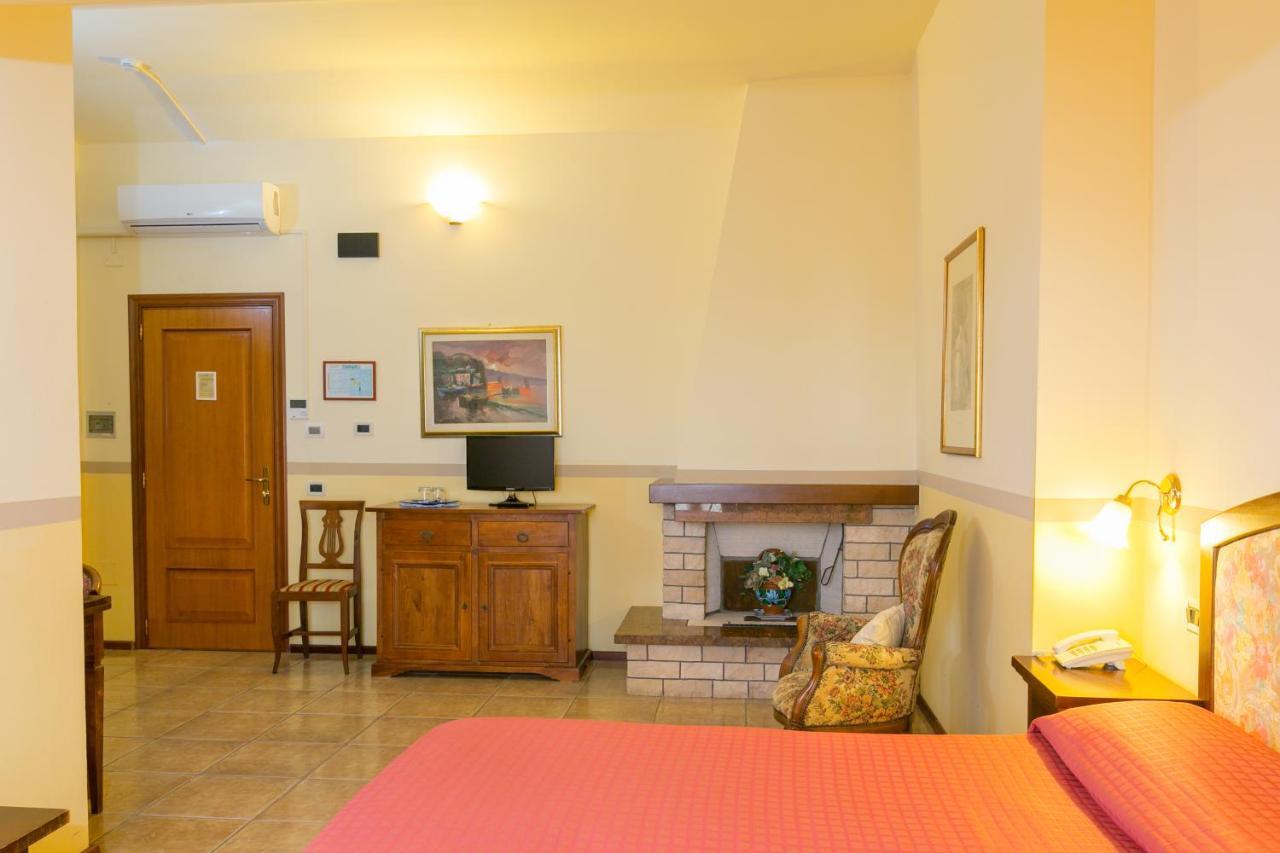 Agrihotel Elisabetta Collemezzano Exterior photo